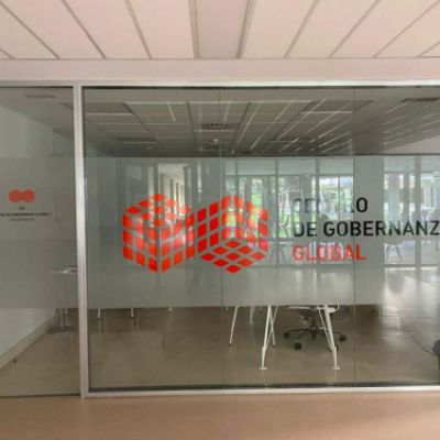 Vista frontal de puerta de vidrio abatible con rotulada