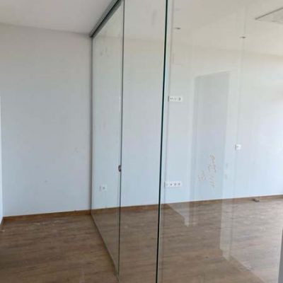 Ejemplo de puertas aéreas corredera instalada en oficina
