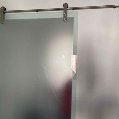 Puerta aérea corredera con cristal biselado