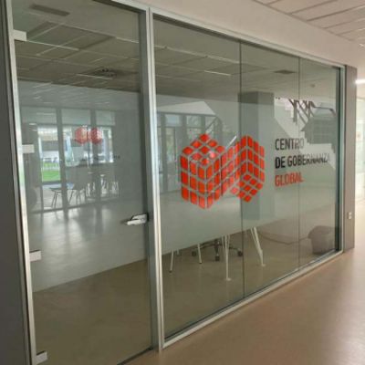 Puerta de vidrio abatible con rotulada