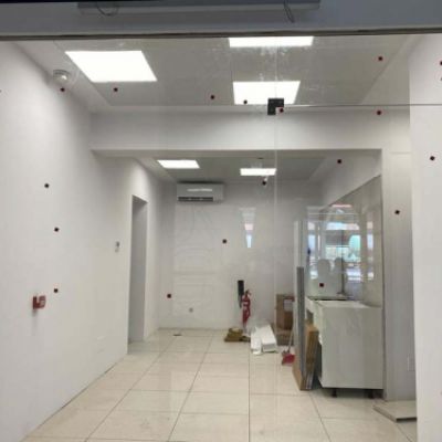 Colocación de puerta de vidrio abatible en reformad de oficina